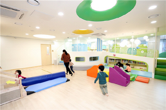 대우건설이 운영하는 직장어린이집에서 선생님과 어린이들이 놀이를 하고 있다. <연합뉴스>